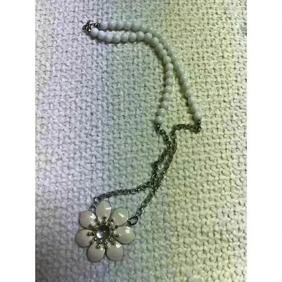 Cream floral enamel necklace - Picture 2 of 5